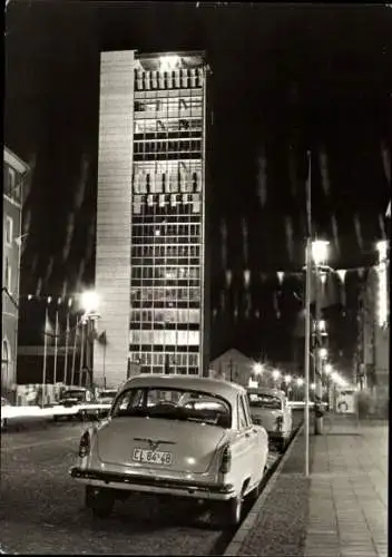 Ak Neuchâtel Neuenburg Stadt, Hochhaus bei Nacht, Autos auf der Straße, Straßenbeleuchtung