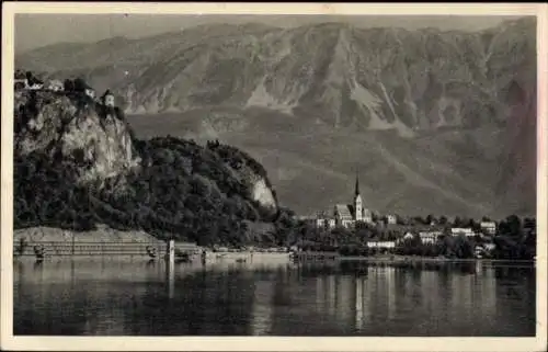 Ak Bled Veldes Slowenien, Blick über das Wasser zum Ort, Burg