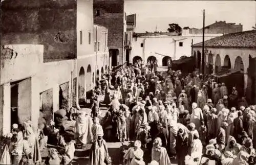 Ak Biskra Algerien, Markt mit Menschenmengen, viele gekleidete Personen, traditionelle Archite...