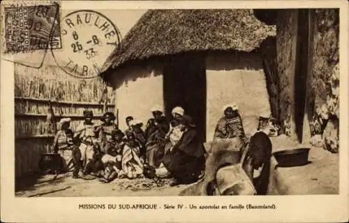 Ak Basutoland Lesotho, Familiengruppe vor einer Hütte, traditionelle Kleidung, Afrikanische La...