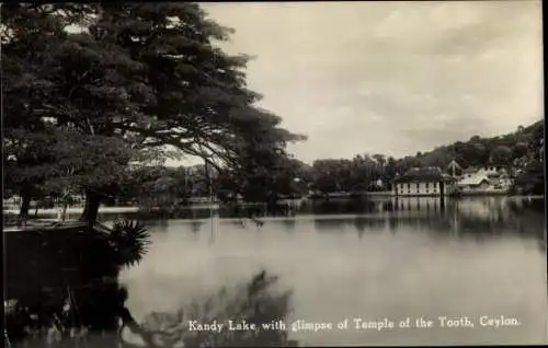 Ak Kandy Sri Lanka Ceylon, Kandy Lake, Tempel der Zähne, Wasserfläche, Landschaft