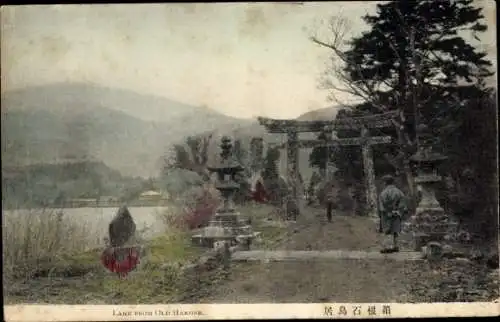 Ak Hakone Präfektur Kanagawa Japan, Seeansicht, Torii, Landschaft, alte Architektur, Menschen