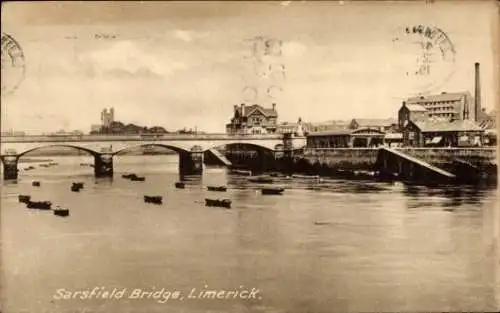 Ak Limerick Irland, Sarsfield Bridge, Fluss mit Booten, historische Gebäude, schwarz-weiße Auf...