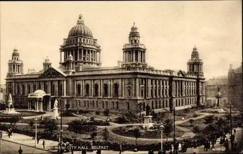 Ak Belfast Nordirland, New City Hall, hübsche Architektur, große Kuppel, Gartenanlagen, histor...