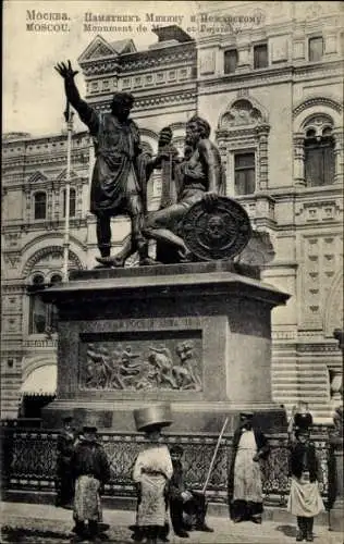 Ak Moskau Russland, Monument von Minin und Pozharsky, historische Architektur, Menschen in his...