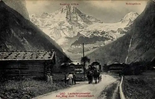 Ak Lauterbrunnen Kanton Bern, Bergpanorama mit Breithorn und Tschingelhorn, Kutschen und Wanderer