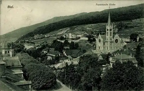 Ak Biel Bienne Kt. Bern, Vorderansicht von  französische Kirche, Berge im Hintergrund, Stadtan...