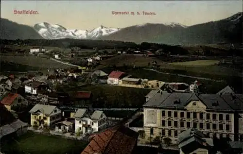 Ak Saalfelden am Steinernen Meer in Salzburg, Dorfansicht mit Bergen, Wohnhäusern, Blick auf d...