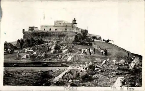 Ak Montevideo Uruguay, Festung auf dem Cerro, alte Architektur, Versammlung von Menschen