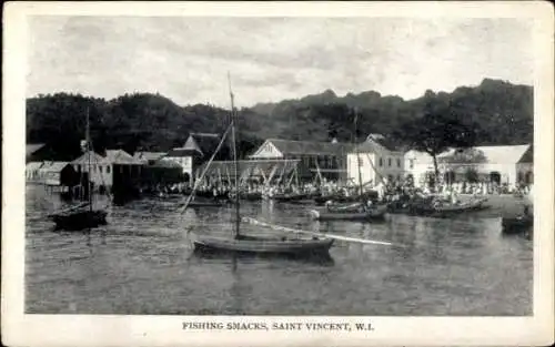 Ak Saint Vincent und die Grenadinen Karibik, Hafen mit Fischbooten, Wasser, Gebäude am Ufer, M...