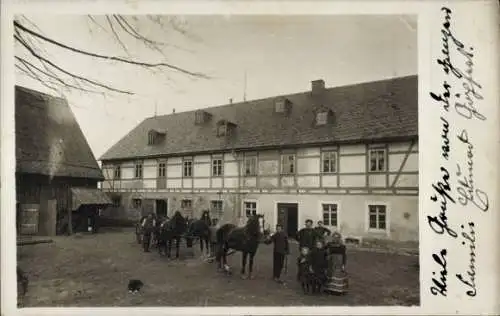 Foto Ak Dürrröhrsdorf Dittersbach in Sachsen, Hof mit Pferden, Anwohner