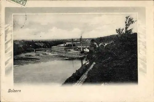 Ak Golzern Nerchau Grimma in Sachsen, Blick auf Fabrik am Wasser, bewaldete Hügel im Hintergru...