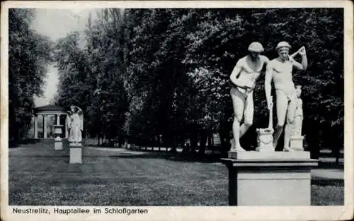 Ak Neustrelitz in Mecklenburg, Schlossgarten, Hauptallee, Statuen