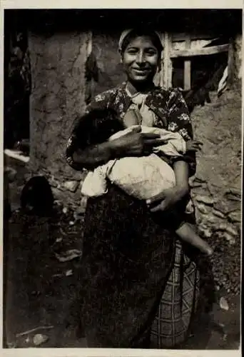 Foto Frau stillt ihr Kind, Porträt