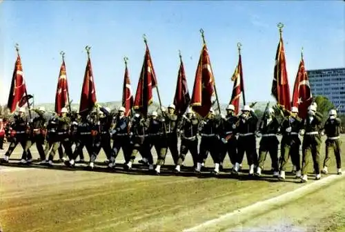 Ak Türkische Soldaten in Uniformen, Fest, Fahnen