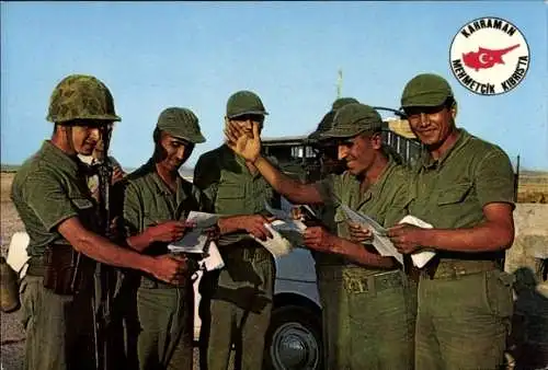 Ak Türkische Soldaten in Uniformen, Militärwagen, Soldatenleben