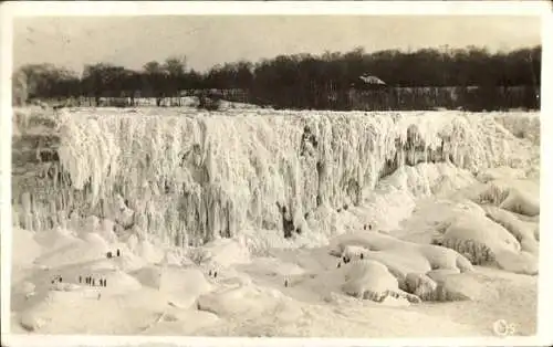 Ak Niagara Falls New York USA, Eisige Wasserfälle, Schneelandschaft, Menschen auf der Eisfläche