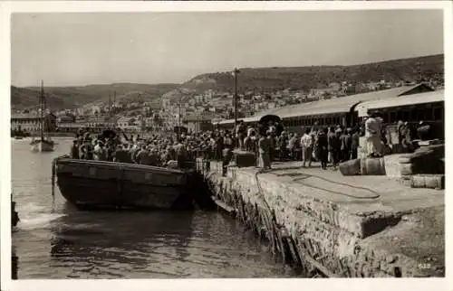 Foto Ak Haifa Israel, Partie am Hafen, Ausbootung, Einwohner, Züge