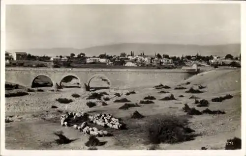 Ak Jericho Palästina, Schafherde, Fluss, Brücke, Stadt im Hintergrund, historische Landschaft