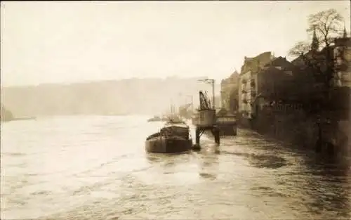 Foto Ak Koblenz am Rhein, Überschwemmung, Boote, Hafen