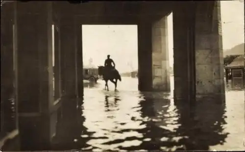 Foto Ak Koblenz am Rhein, Überschwemmung, Mann zu Pferde