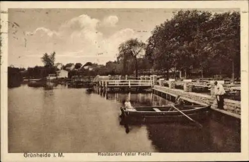 Ak Grünheide in der Mark, Restaurant Vater Fielitz, Ruderboot, Terrasse