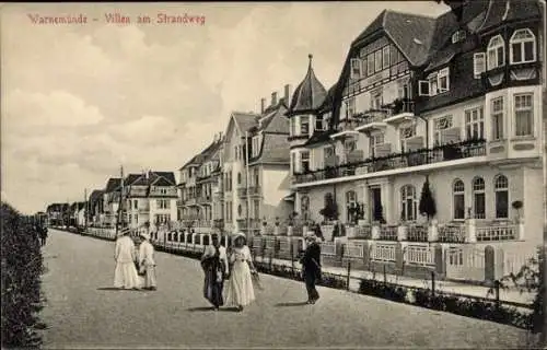 Ak Rostock Warnemünde, Villen am Strandweg, Spaziergänger auf der Promenade