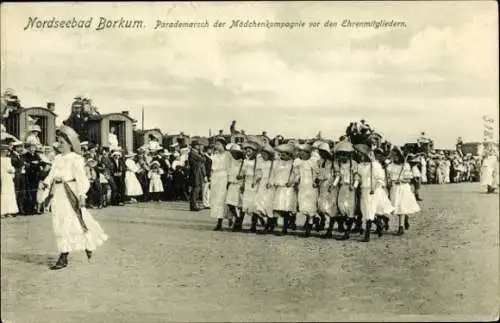 Ak Nordseebad Borkum in Ostfriesland, Parademarsch der Mädchenkompagnie vor den Ehrenmitgliedern