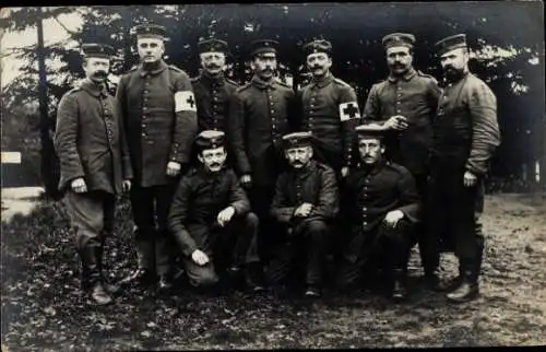 Foto Ak Deutsche Soldaten in Uniformen, Sanitäter