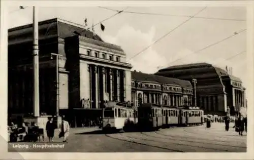 Ak Leipzig in Sachsen, Hauptbahnhof, Straßenbahnen, Gebäude, Wolken