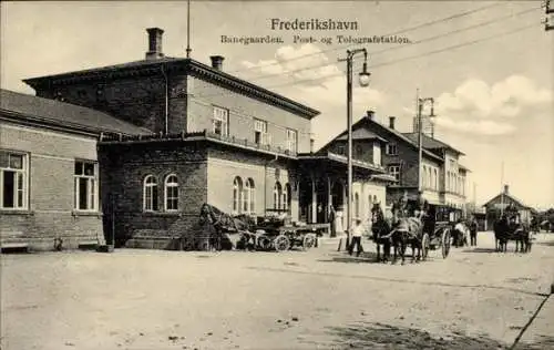 Ak Frederikshavn Dänemark, Bahnhof, Post- und Telegrafstation, Pferdewagen