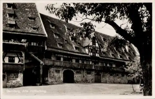 Ak Bamberg in Oberfranken, Alte Hofhaltung, historische Gebäude, große Dächer, Baum im Vorderg...