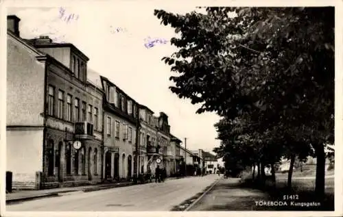 Ak Töreboda Schweden, Strasse mit Gebäuden, historische Architektur, Bäume, Postkarte in schwa...