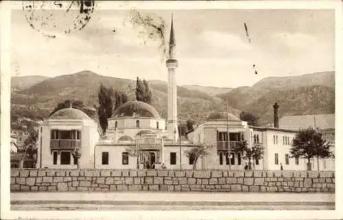 Ak Sarajevo Bosnien Herzegowina, Moschee mit Minarett, umgeben von Bäumen, Berglandschaft im H...