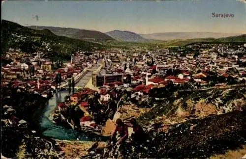 Ak Sarajevo Bosnien Herzegowina, Landschaft von  Gebirge, Häuser, Fluss, Postkartenansicht