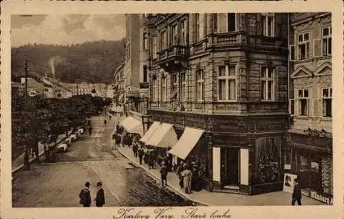 Ak Karlovy Vary Karlsbad Stadt, Historische Straße, Menschen, Gebäude, Geschäfte, Natur