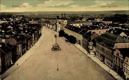 Ak Hradec Králové Königgrätz Stadt, Aussicht auf  Straße mit Häusern, Statue in der Mitte