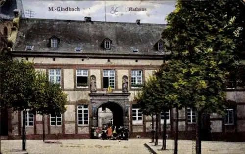 Ak Mönchengladbach am Niederrhein, Rathaus, M. Gladbach, Bäume, Menschen, historische Architektur