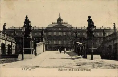 Ak Rastatt im Schwarzwald Baden, Schloss, Schlosswache, Brücke, Statue, Spaziergänger