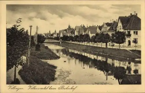 Ak Villingen Schwenningen im Schwarzwald, Blick über einen Fluss auf das Villenviertel am Bahnhof