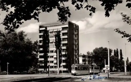 Ak Karlsruhe in Baden, Hochhaus in  Straßenbahn im Vordergrund, Bäume, Wolken