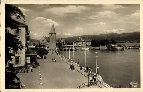 Ak Lindau am Bodensee Schwaben,  Hafenansicht mit Turm, Booten, Promenade, Wolken