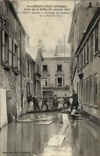 Ak Villeneuve Saint Georges Val de Marne, Überschwemmung der Seine 1910, Männer im Boot