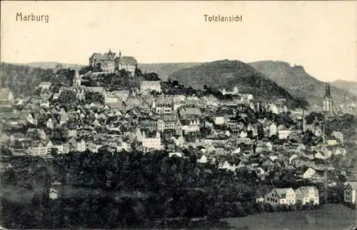 Ak Marburg an der Lahn, Historische Ansicht der Stadt  Berge im Hintergrund, viele Häuser