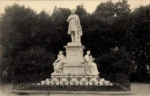 Ak Giessen Gießen an der Lahn Hessen, Liebigdenkmal, Statue, umgeben von Skulpturen, Parklands...