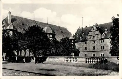 Ak Giessen Gießen an der Lahn Hessen, Alte Kaserne, historische Gebäude, Bäume, Wolken