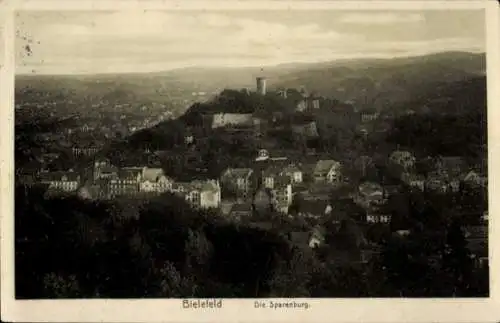 Ak Bielefeld in Nordrhein Westfalen, Sparenburg auf einem Hügel, Stadtansicht, bewaldete Umgeb...