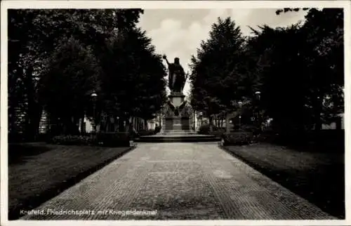 Ak Krefeld am Niederrhein, Friedrichsplatz, Kriegerdenkmal, Bäume, Parkanlage, Wolken