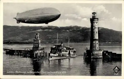 Ak Lindau am Bodensee Schwaben, Hafeneinfahrt, Zeppelin Luftschiff LZ 129 Hindenburg, Dampfer