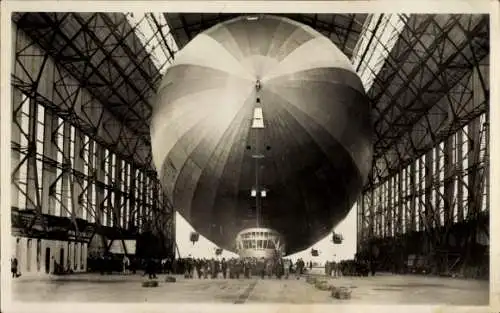 Ak Friedrichshafen am Bodensee, Luftschiff LZ 127 Graf Zeppelin, Einbringen in die Luftschiffhalle